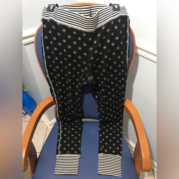 Rare Victoria’s Secret fireside thermal black with white snowflakes PJ set - Picture 11 of 16